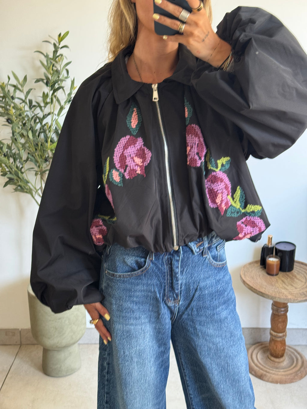 Veste Courte Noire à Broderies Fleuries