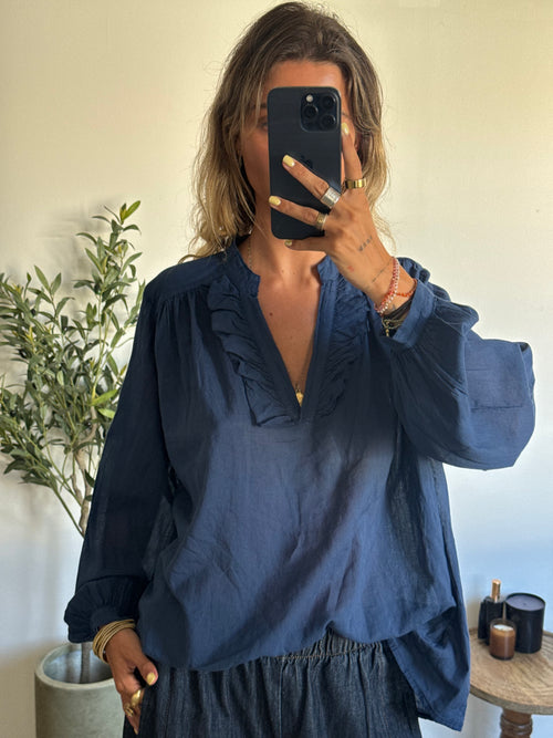 Blouse femme bleu denim à col V volanté