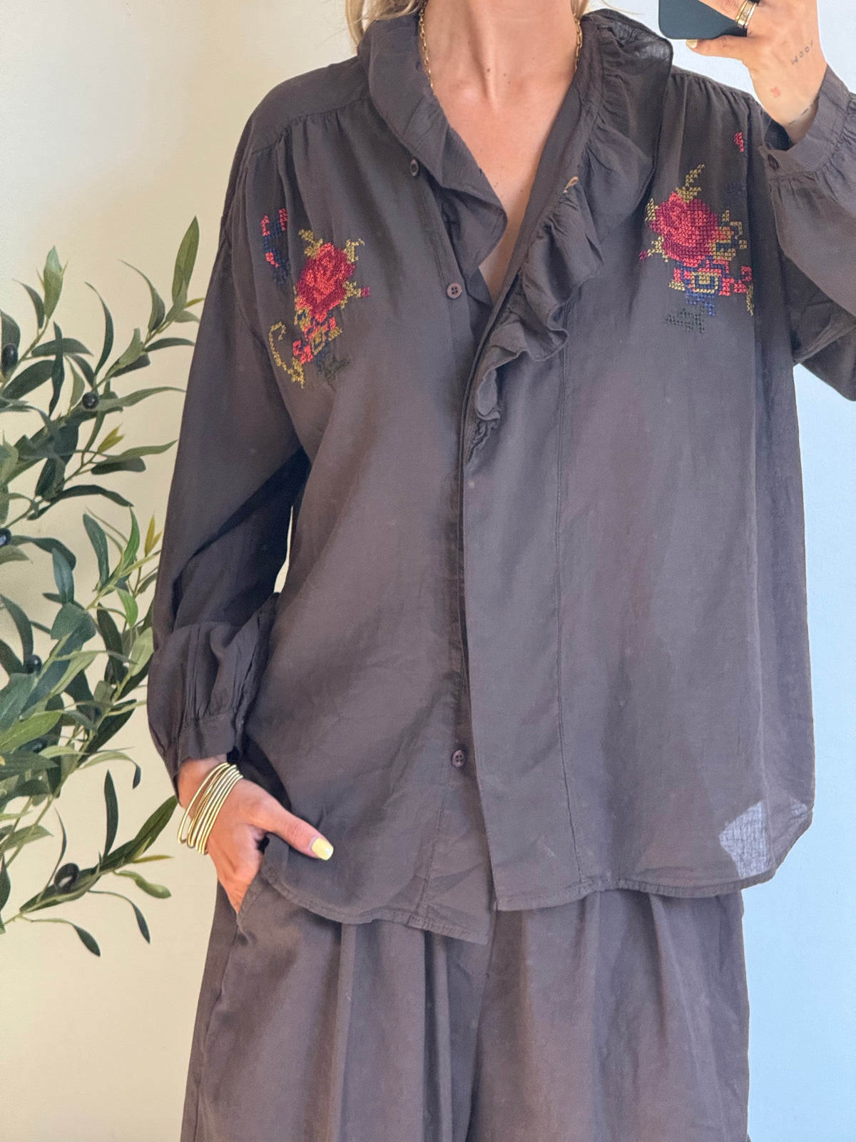 Blouse noire femme à volants et broderies colorées
