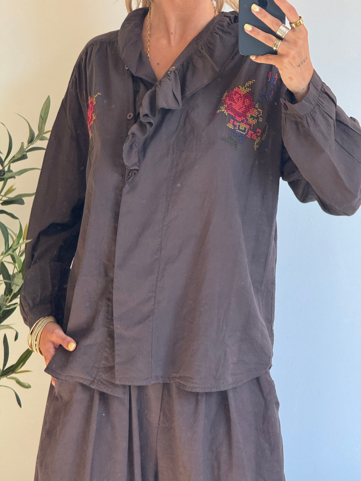 Blouse noire femme à volants et broderies colorées