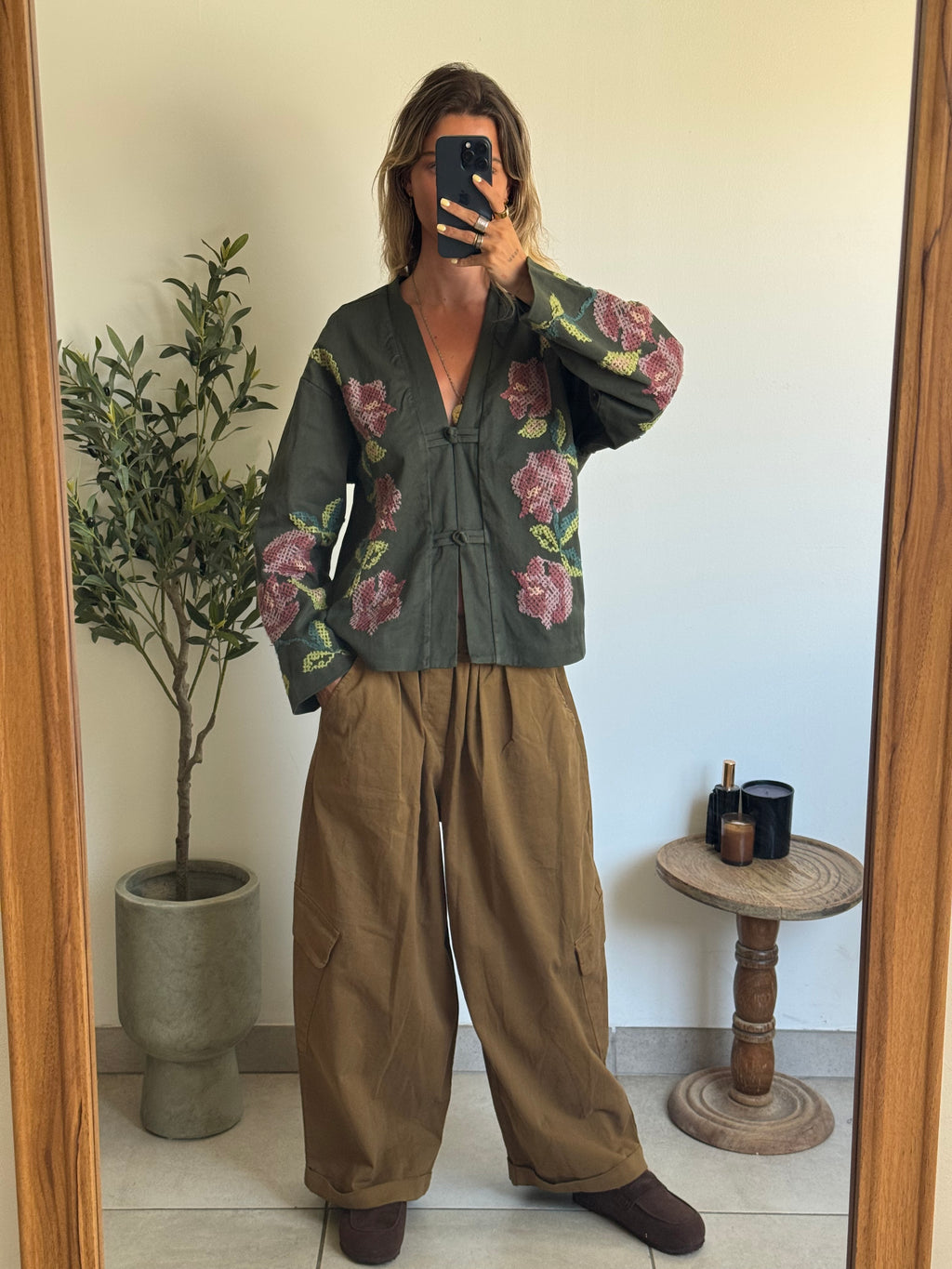 Kimono vert kaki à broderies florales