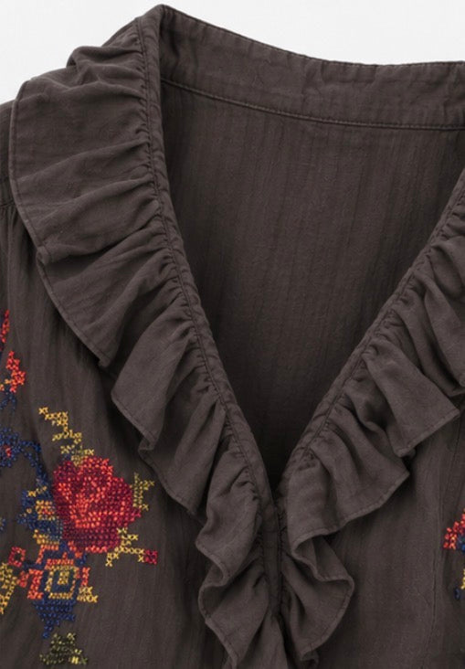 Blouse noire femme à volants et broderies colorées