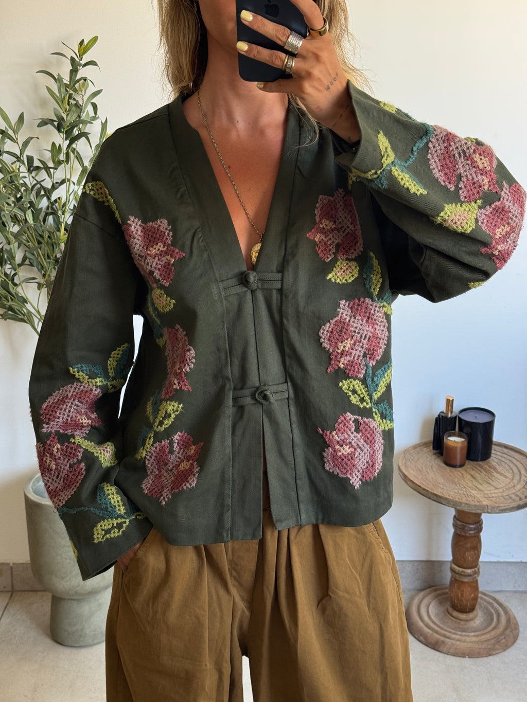 Kimono vert kaki à broderies florales