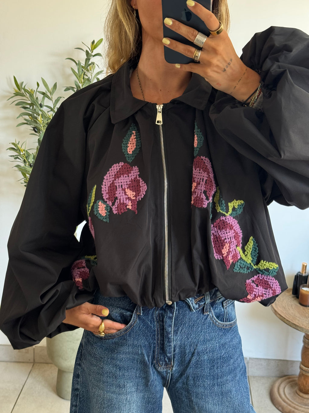 Veste Courte Noire à Broderies Fleuries