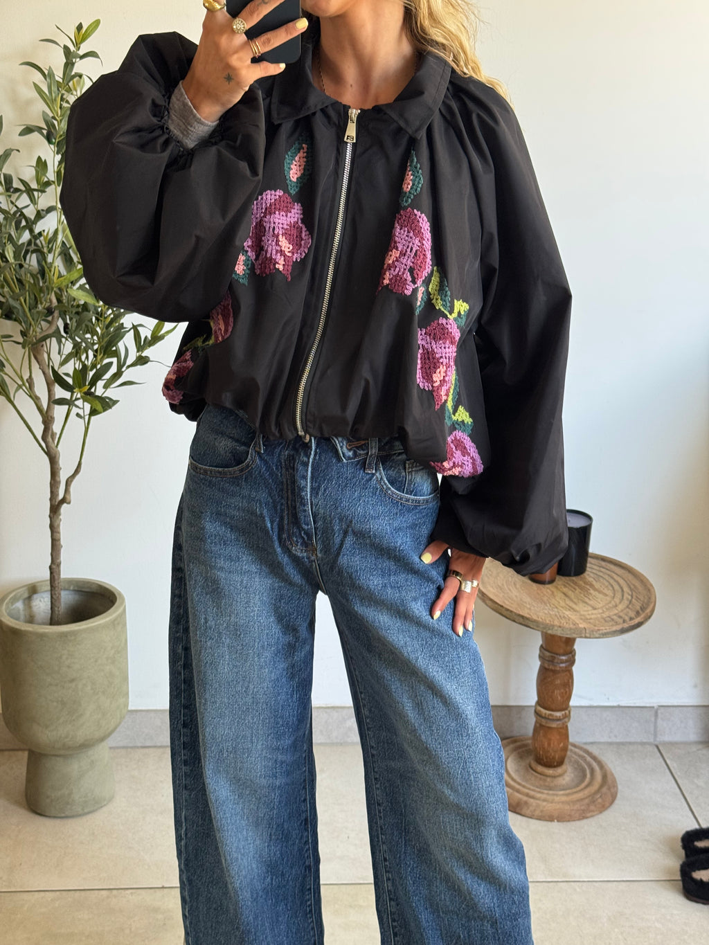 Veste Courte Noire à Broderies Fleuries