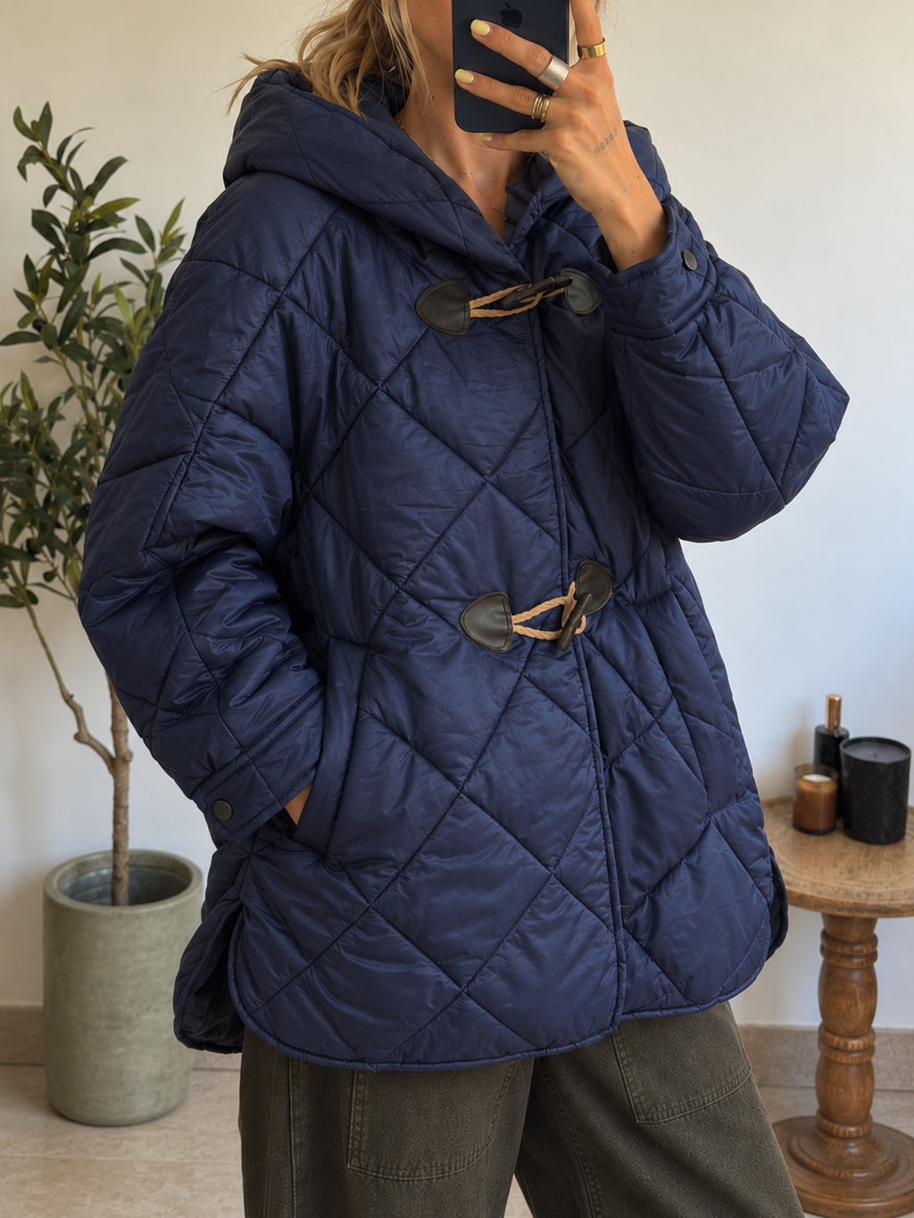 Détail de la doudoune Naélia bleu marine, tissu matelassé en losanges