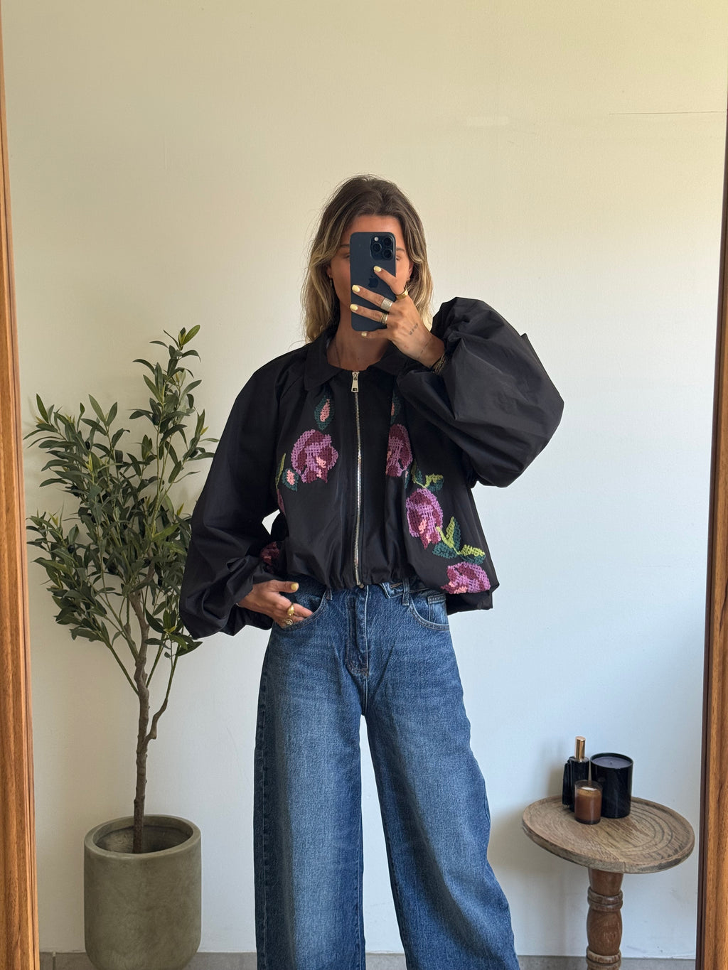 Veste Courte Noire à Broderies Fleuries