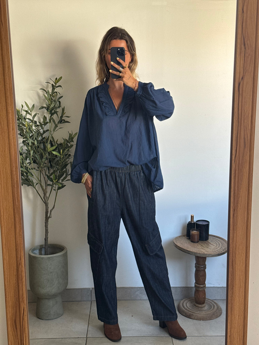 Blouse femme bleu denim à col V volanté
