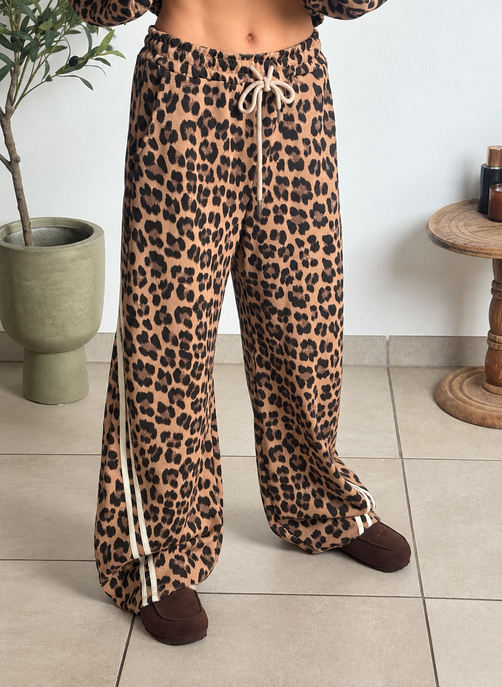 Pantalon Coline léopard à coupe ample et bandes écrues latérales