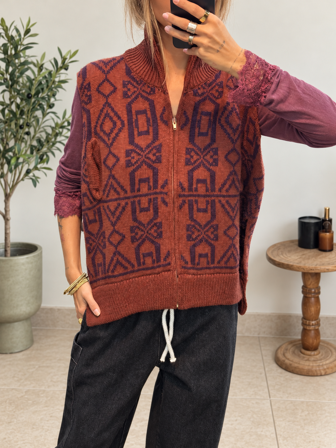 Gilet Orélia terracotta en maille à col montant côtelé
