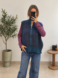 Gilet Orélia bleu pétrole sans manches à motifs prune