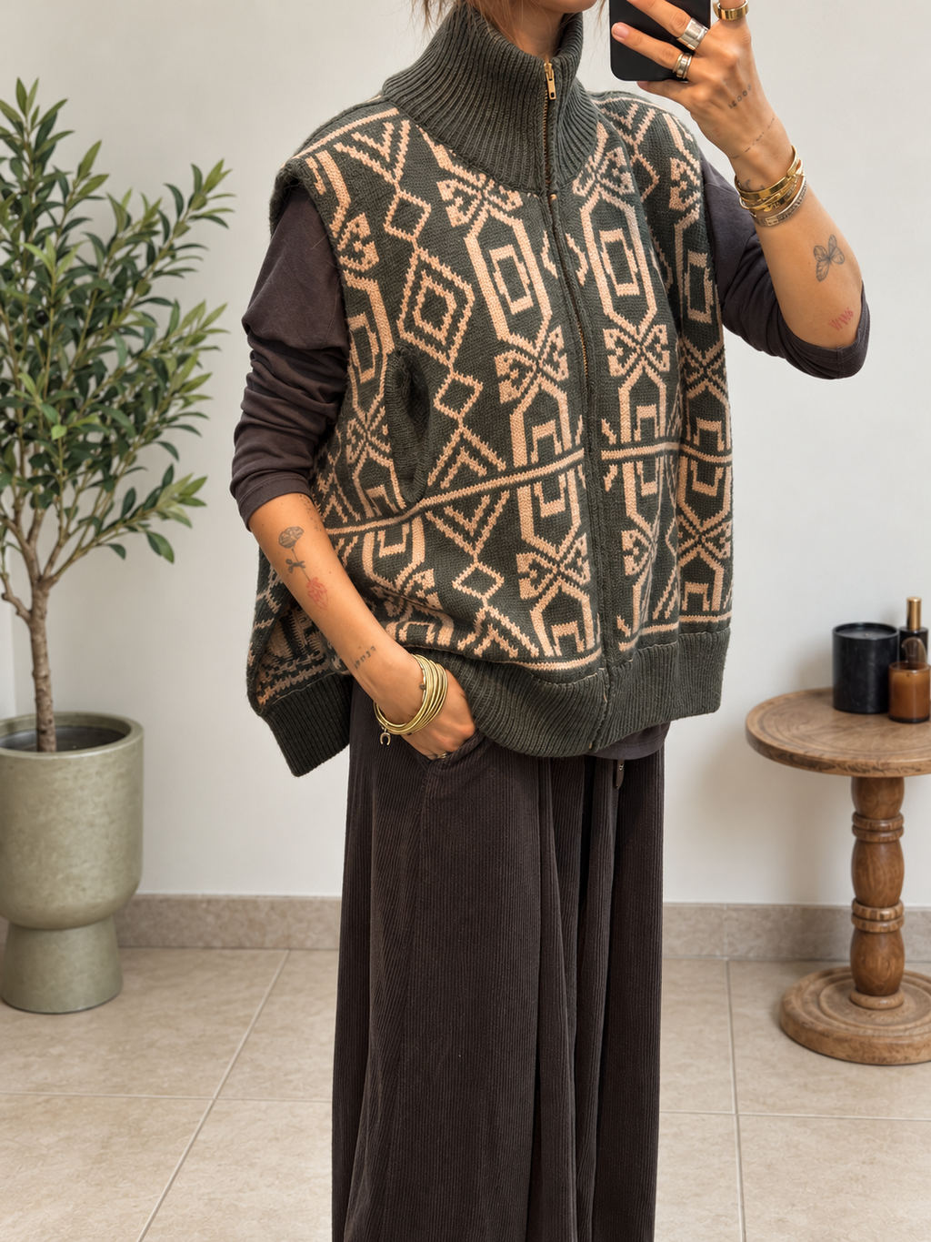 Gilet Orélia kaki en maille à col montant et fermeture zippée