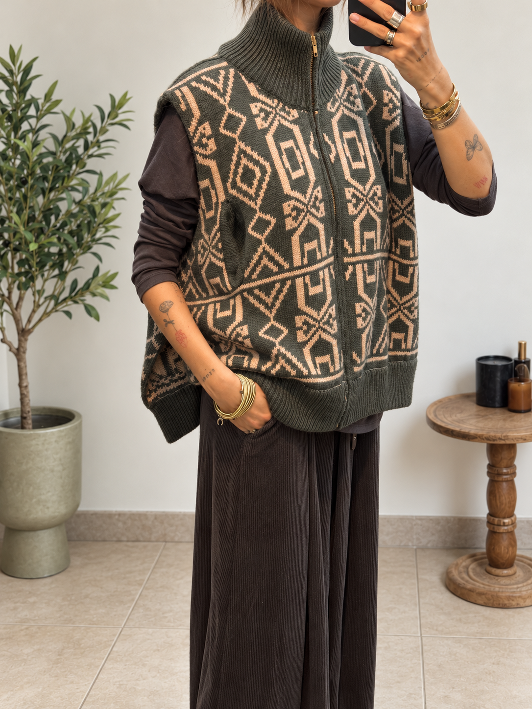 Gilet Orélia kaki en maille à col montant et fermeture zippée