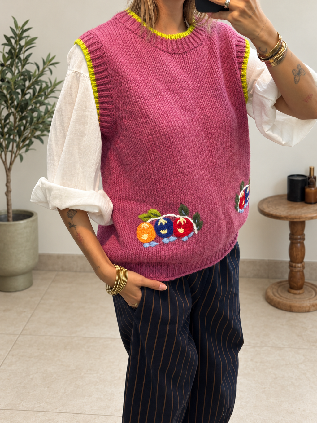 Pull Noline femme rose à col rond et motifs brodés