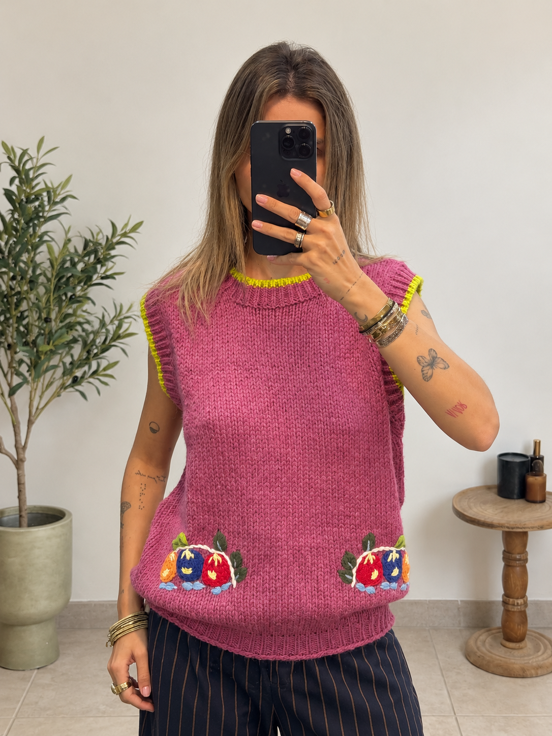 Pull Noline rose en maille épaisse à bordures vert anis