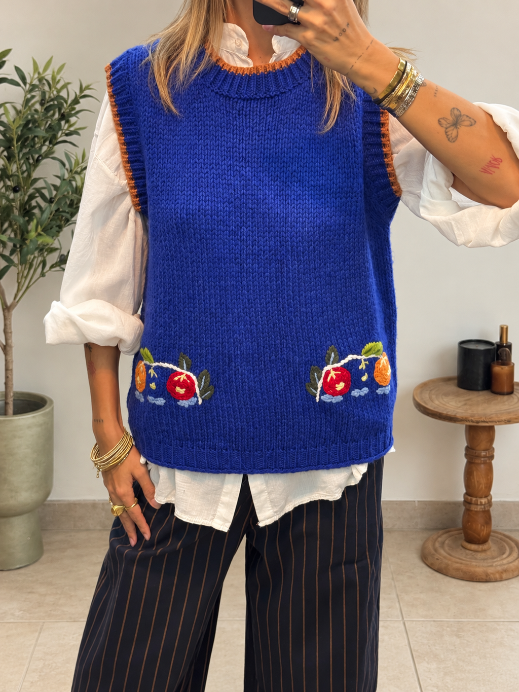 Pull Noline bleu électrique à col rond et broderies sur le devant