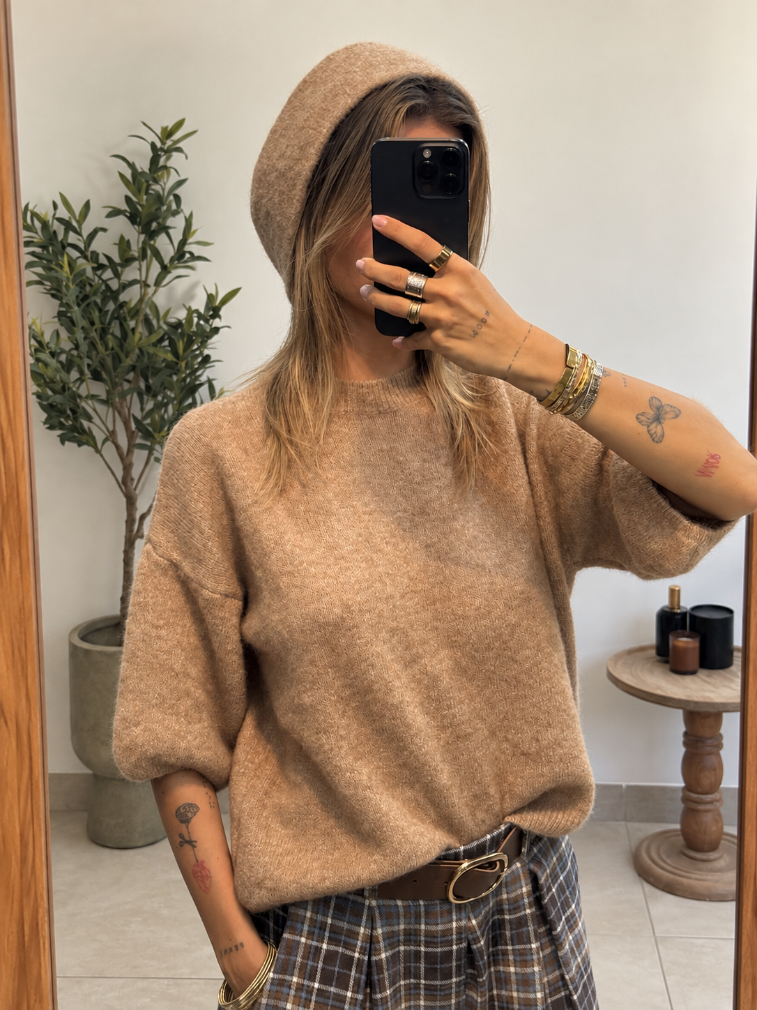 Pull Aveline camel accompagné d’un foulard assorti