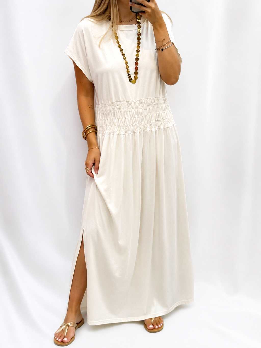 Robe longue écrue fluide à taille smockée