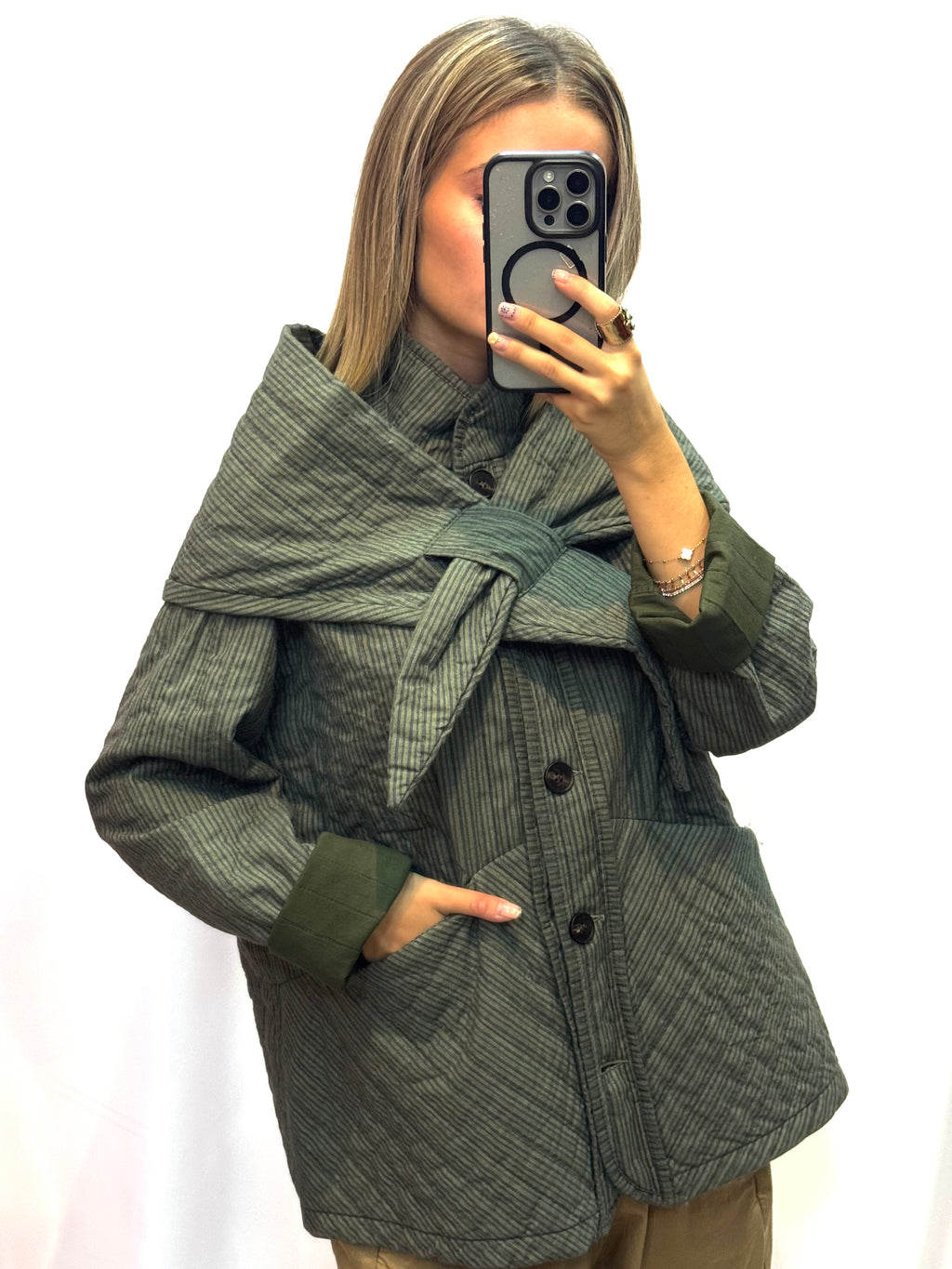 Veste matelassée vert kaki rayée avec écharpe assortie