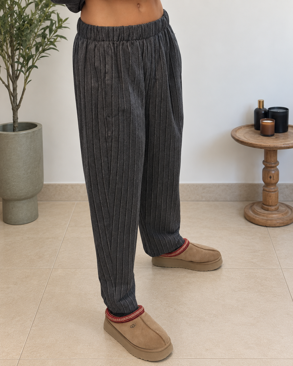 Pantalon Juna anthracite côtelé, détail de la coupe ample et du relief du tissu