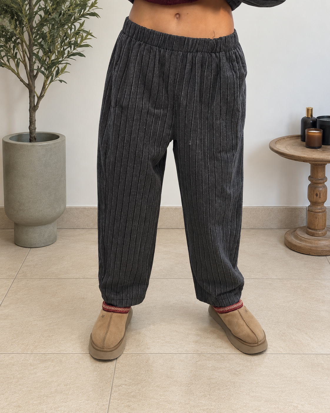 Pantalon Juna anthracite côtelé femme, vue de face et jambes légèrement resserrées