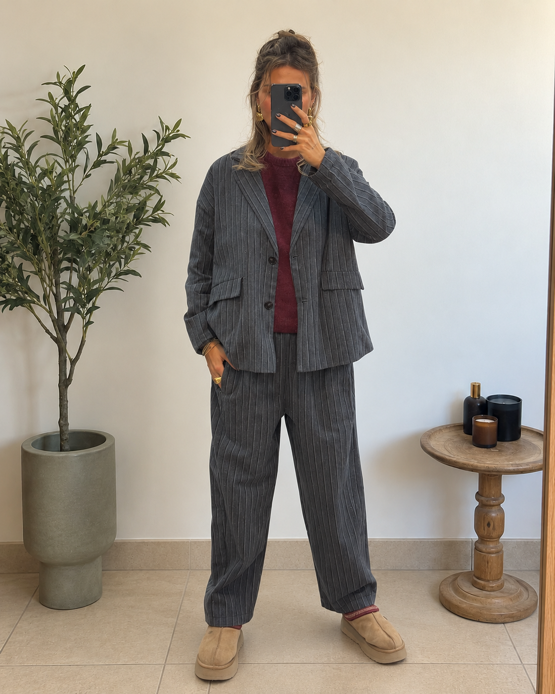 Pantalon Juna anthracite côtelé porté avec sa veste assortie, tenue femme de face
