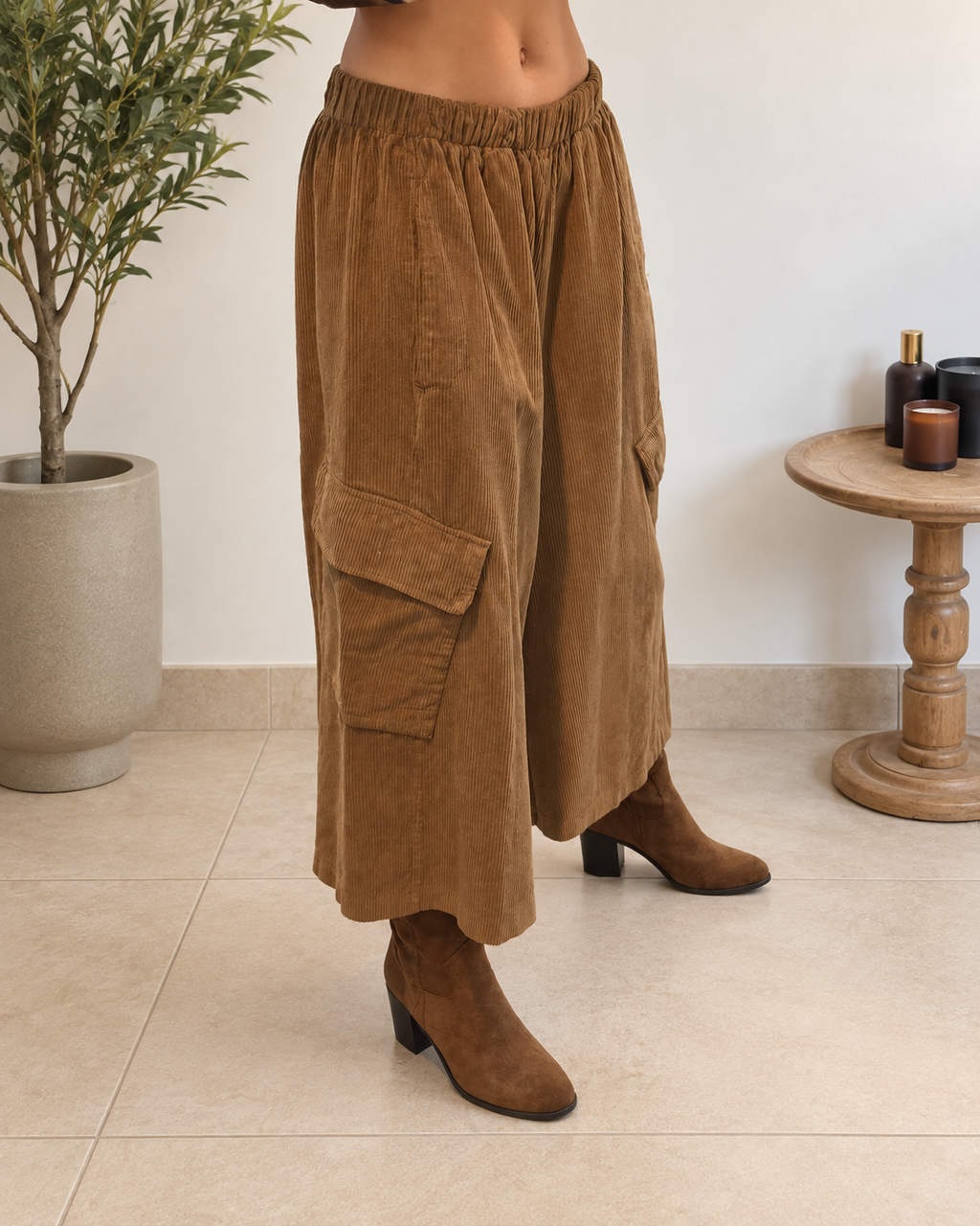 Jupe-culotte Yuna marron camel en velours côtelé avec grandes poches cargo
