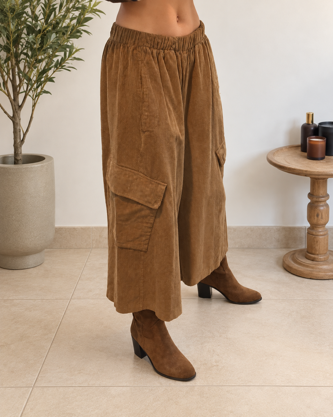 Jupe-culotte Yuna marron camel en velours côtelé avec grandes poches cargo