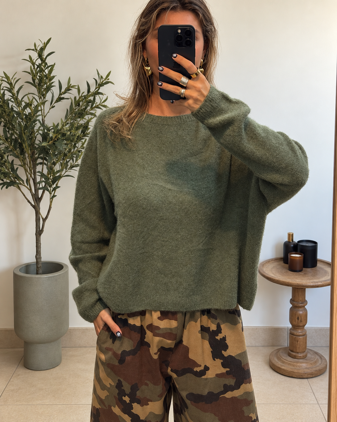 Pull Noéa en maille douce kaki sauge, détail de la coupe décontractée