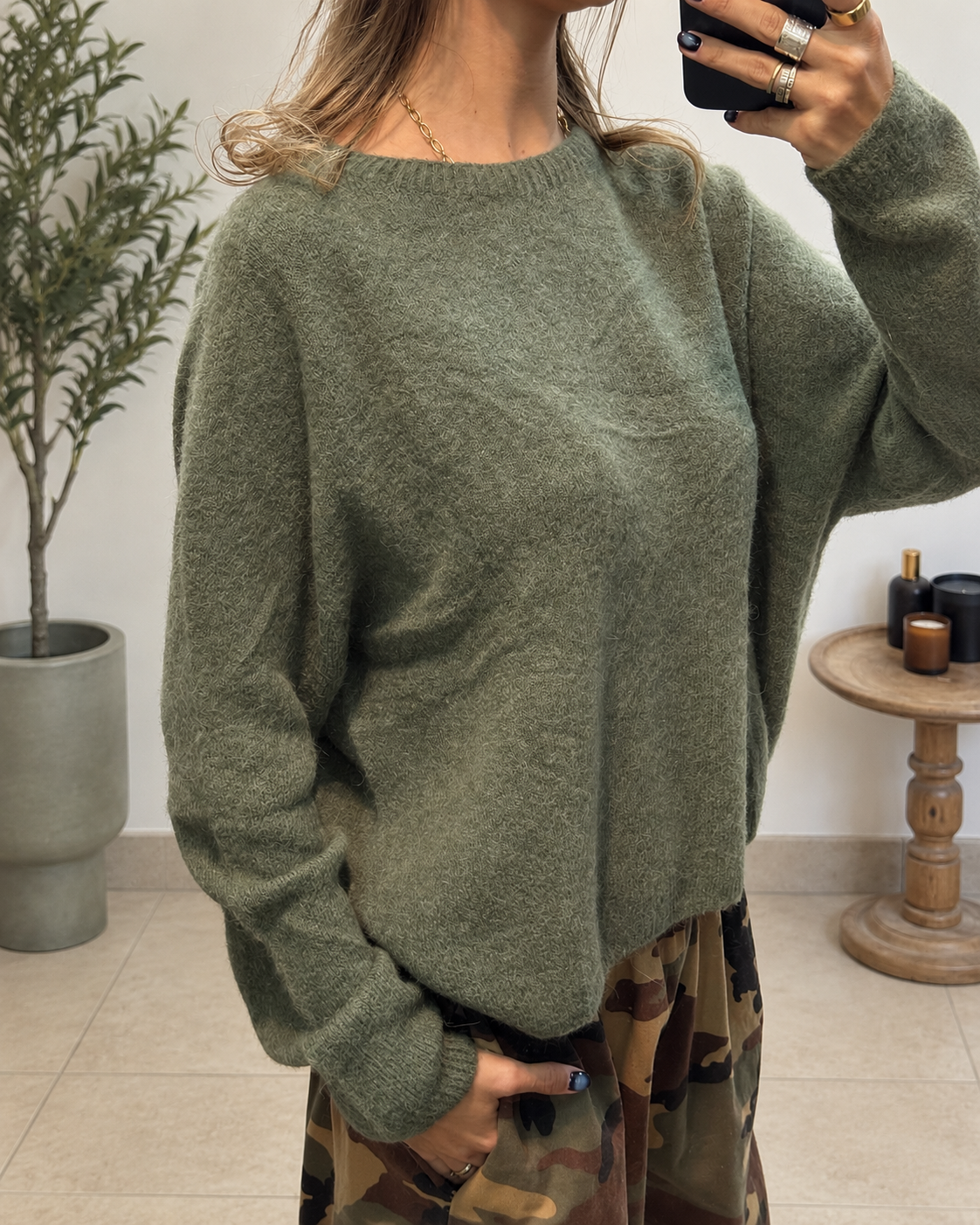 Pull Noéa kaki sauge, manches longues et épaules légèrement tombantes
