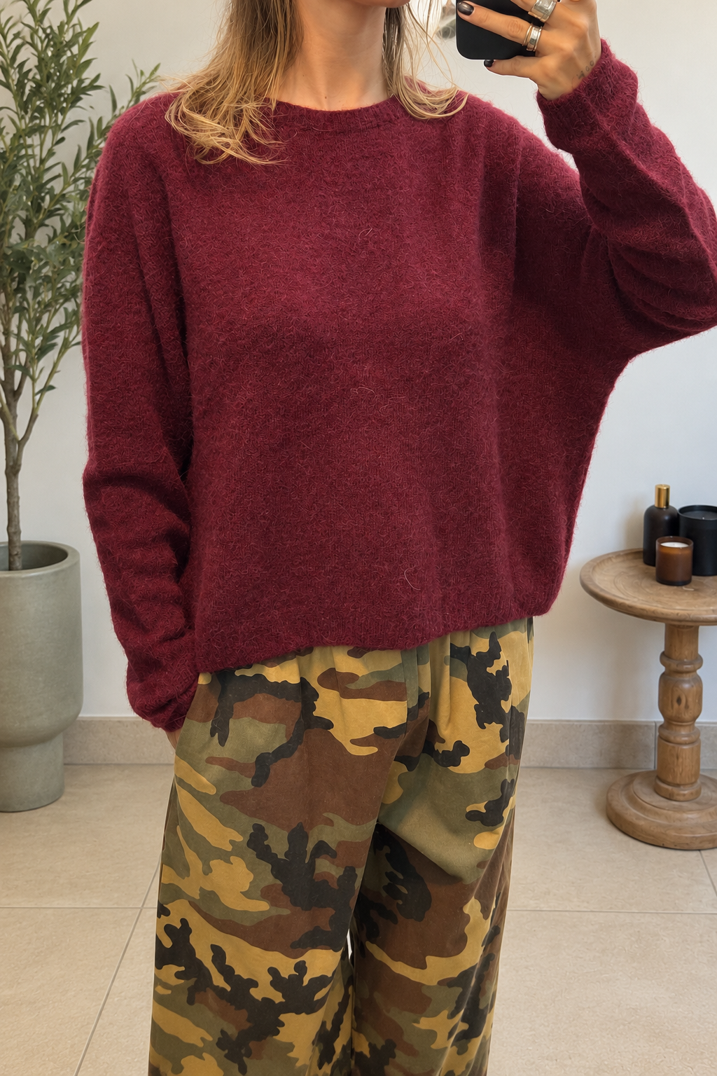 Pull Noéa bordeaux, détail de la matière douce et des manches longues