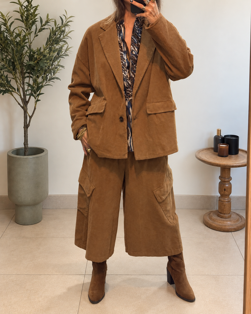 Blazer Elora marron en velours côtelé femme, col tailleur et coupe ample, vue de face