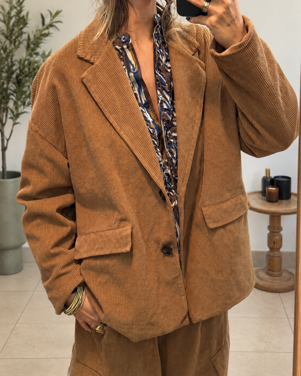 Blazer Elora marron en velours côtelé, détail du col tailleur et des boutons