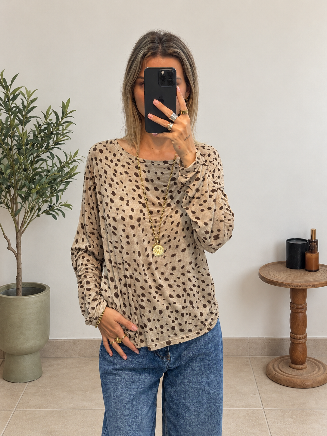 T-shirt Maïra beige à petites taches marron, coupe ample et col bateau