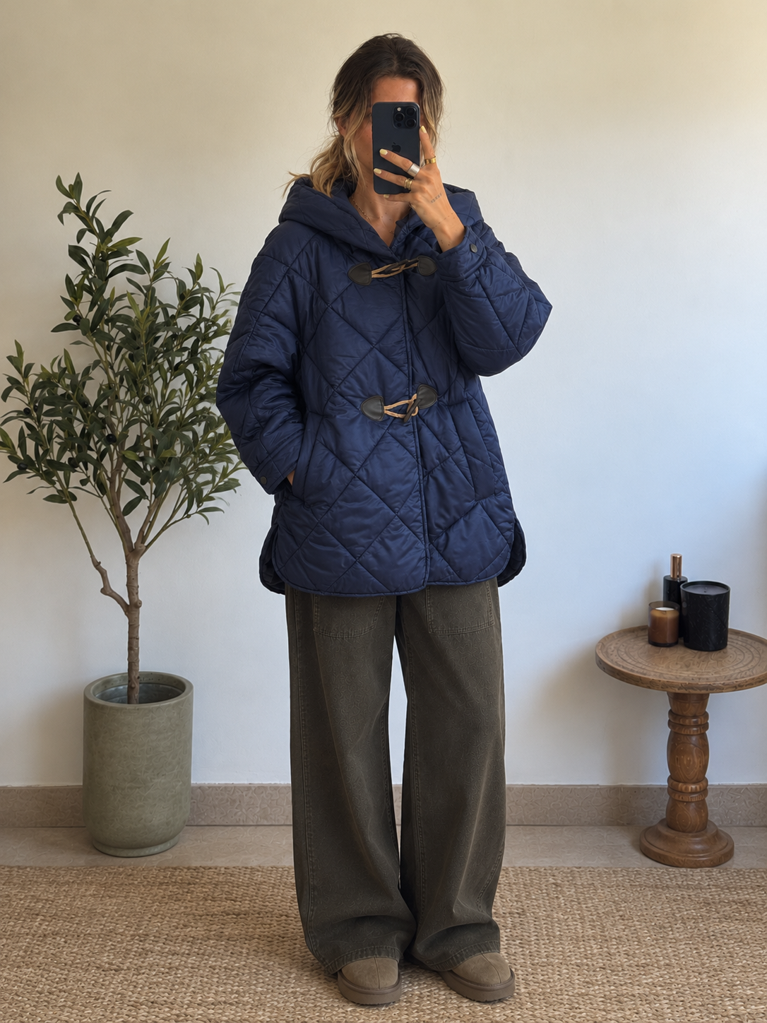 Doudoune Naélia bleu marine femme portée, coupe ample et capuche