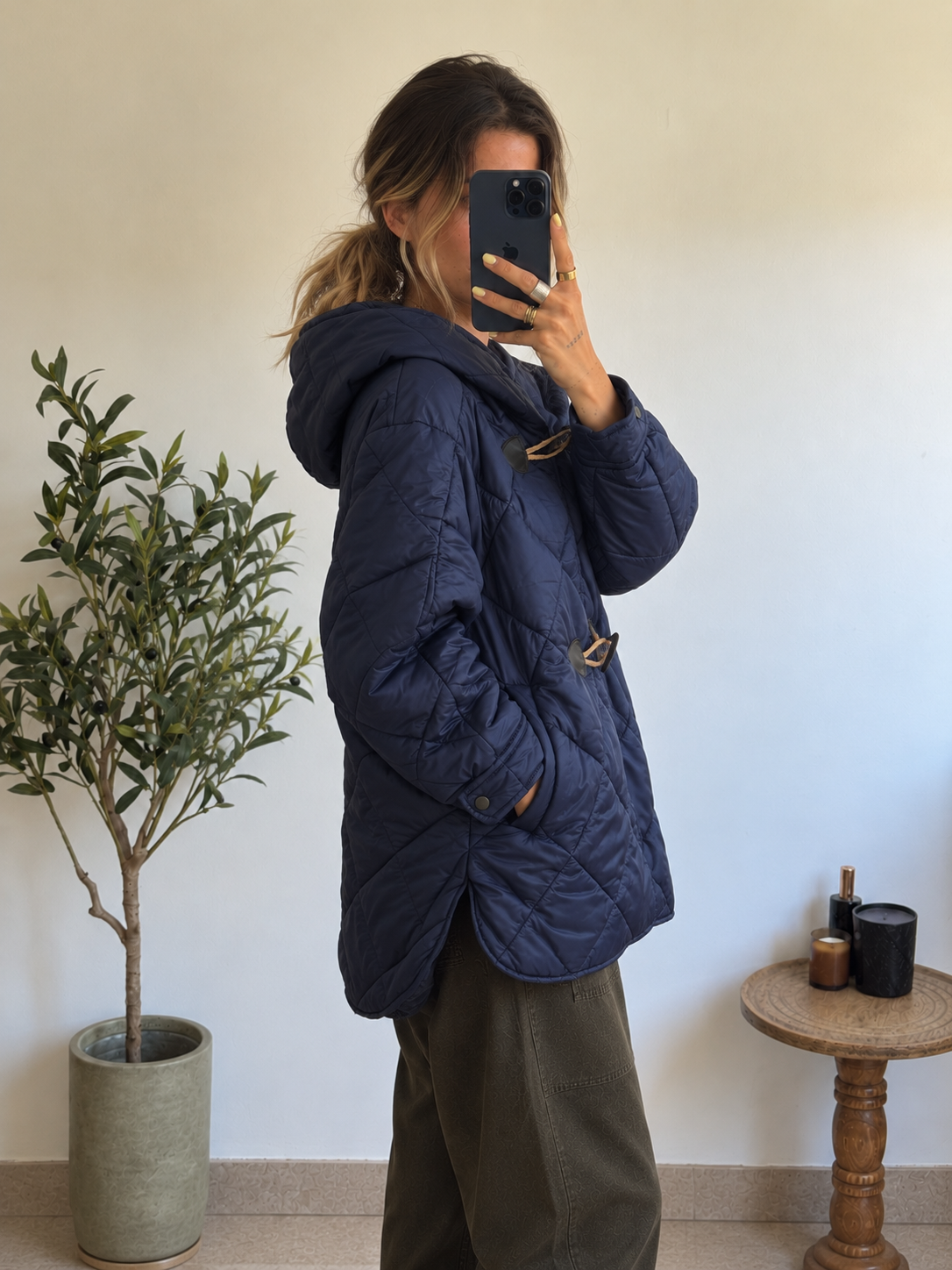 Doudoune Naélia bleu marine portée de profil, modèle matelassé