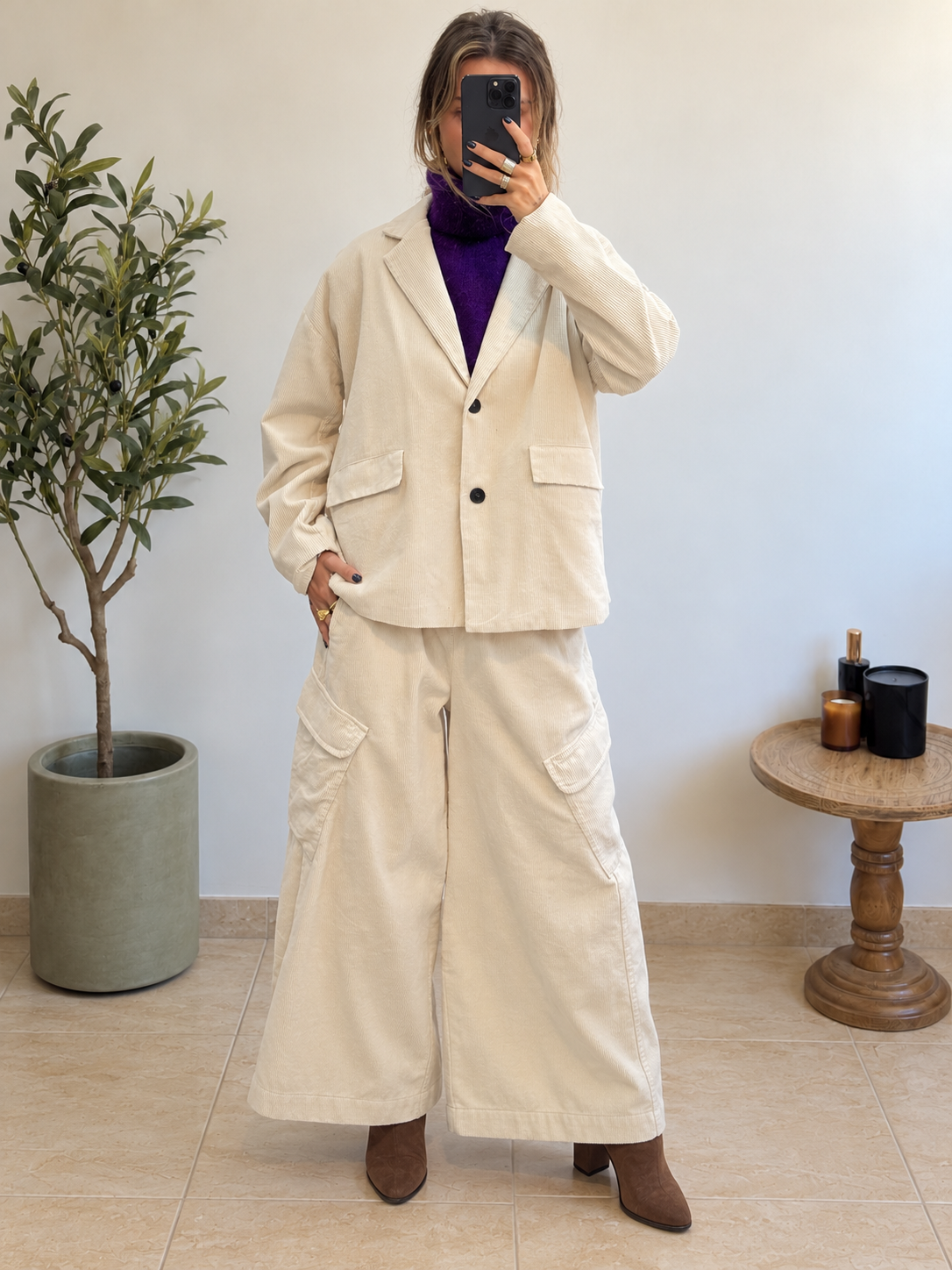 Blazer Elora écru porté avec pantalon écru coordonné et pull violet, silhouette de face