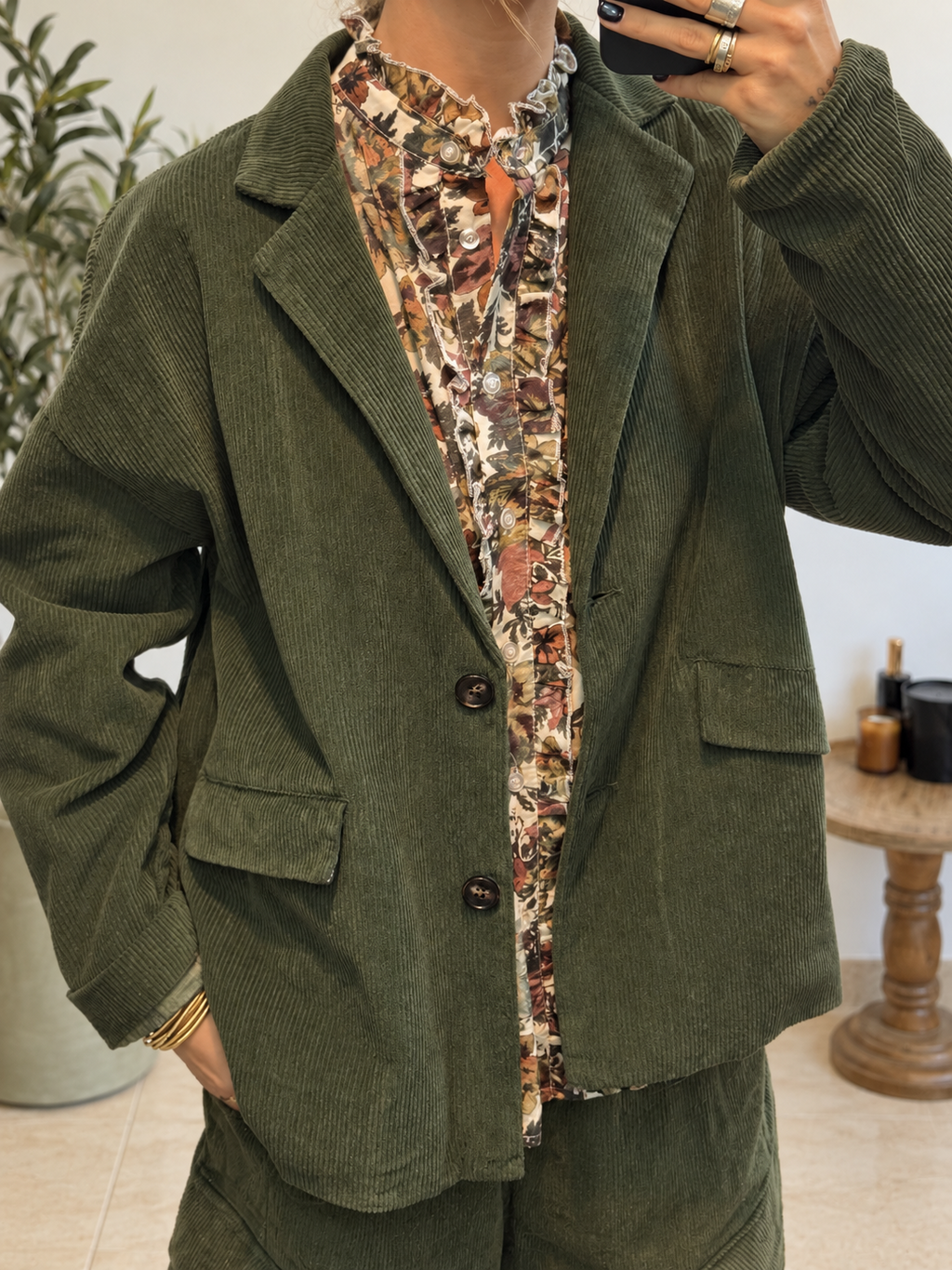 Blazer Elora kaki, détail des fines côtes du velours, du col tailleur et des poches à rabat