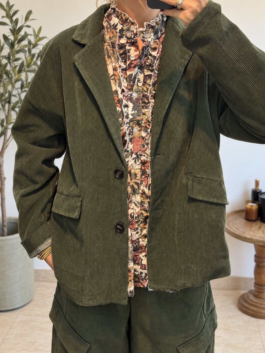 Blazer Elora kaki en velours côtelé, aperçu des boutons, des manches et de la texture