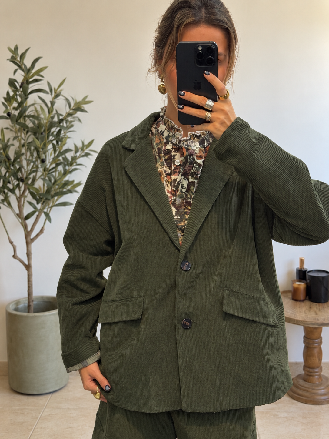 Blazer Elora kaki oversize porté avec pantalon kaki coordonné, vue de face