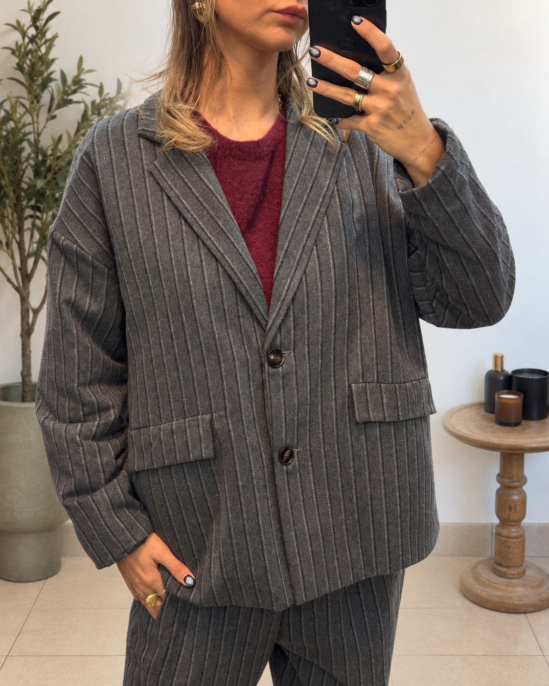 Détail du col tailleur et des poches du blazer Juna
