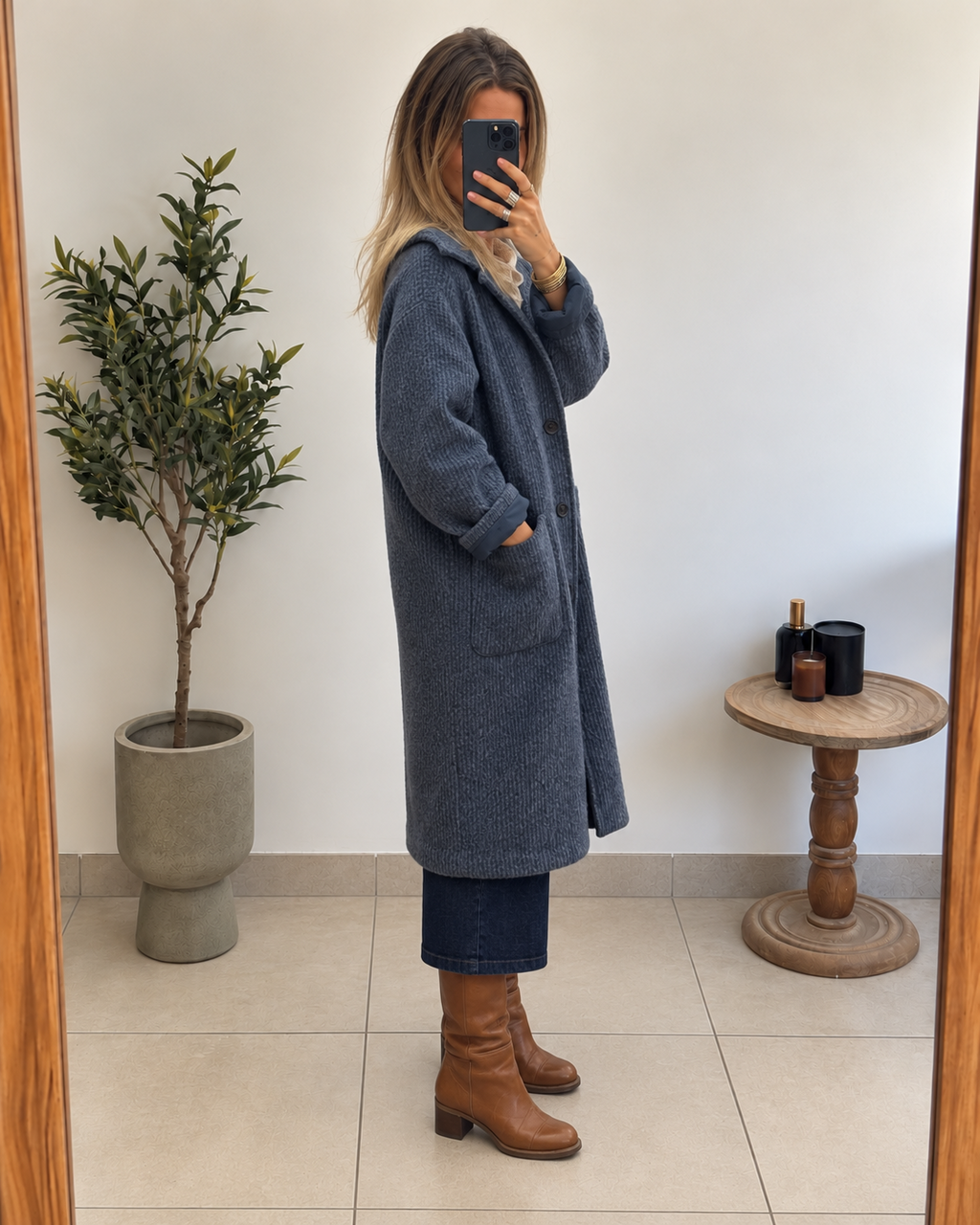 Manteau Maïline bleu ardoise porté de profil, longueur sous le genou et texture en relief