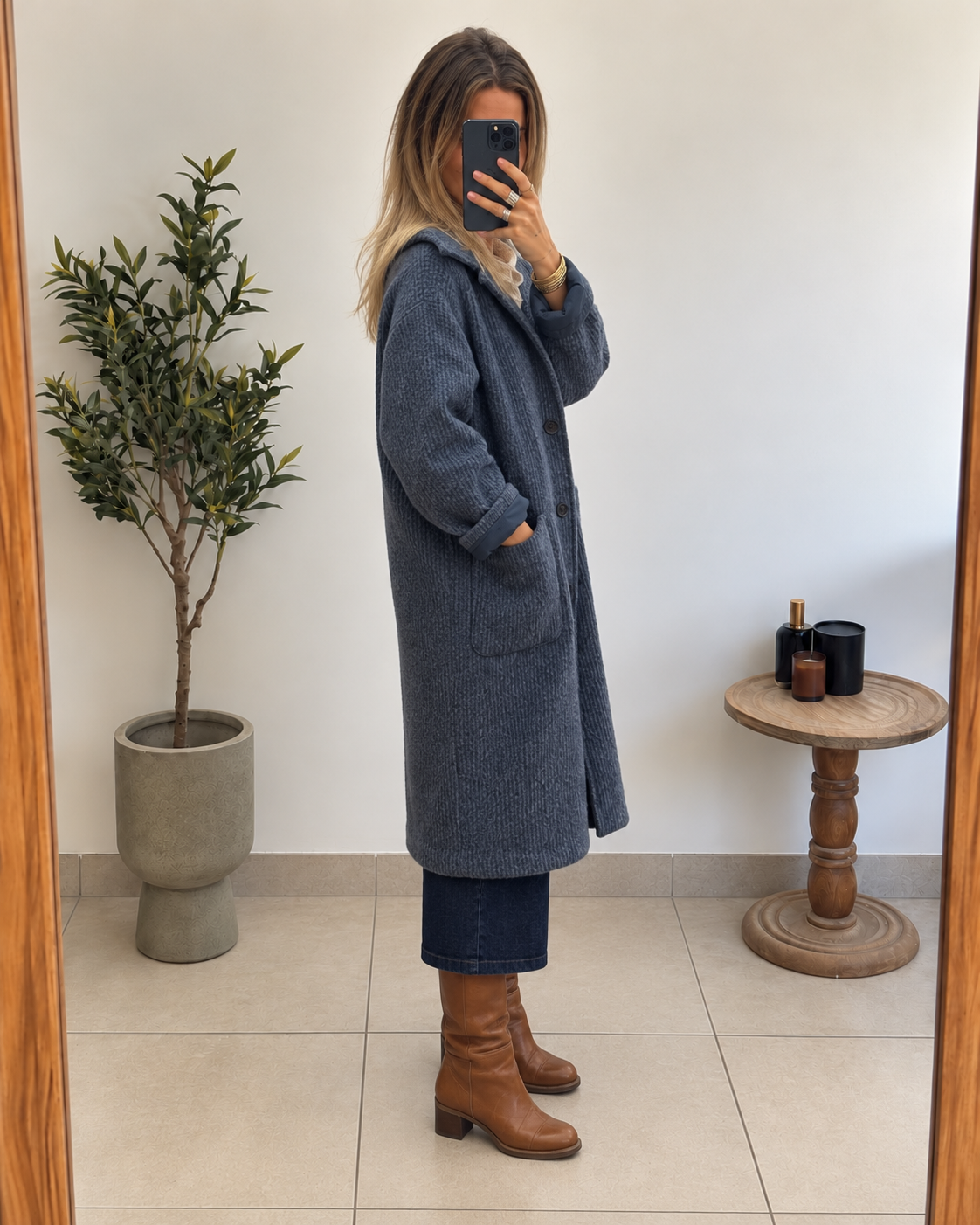 Manteau Maïline bleu ardoise porté de profil, longueur sous le genou et texture en relief