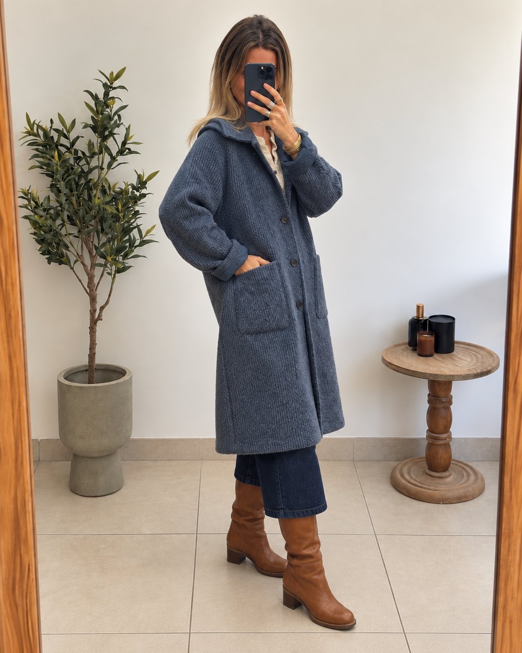 Manteau Maïline bleu ardoise long, coupe ample, détails des poches et des manches, vue trois quarts
