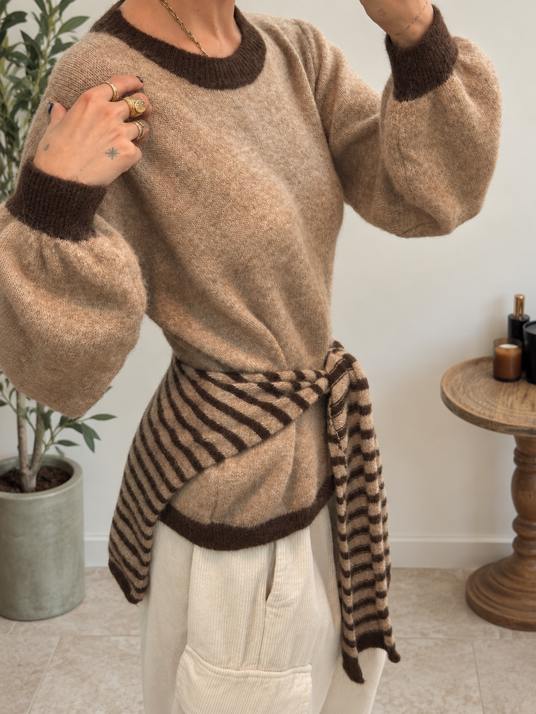 Pull Liora camel avec finitions chocolat, accessoire rayé porté noué à la taille, pantalon cargo écru
