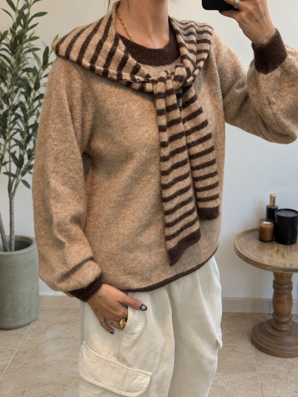 Pull Liora camel et chocolat avec accessoire rayé autour du cou, vue trois quarts