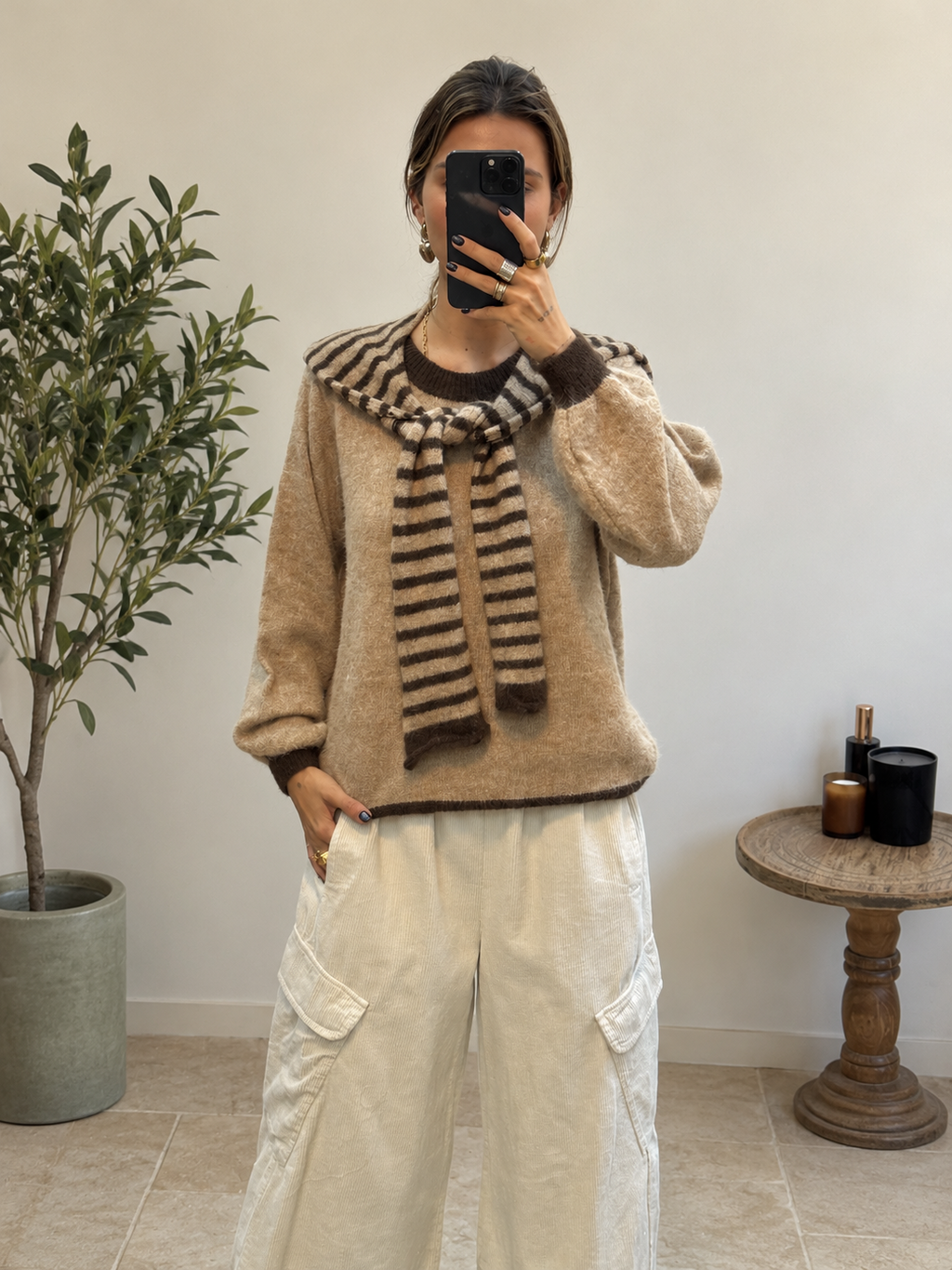 Pull Liora camel et chocolat porté avec maille rayée sur les épaules, vue de profil et dos