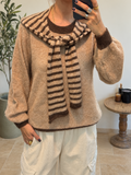 Pull Liora camel et chocolat en maille douce avec accessoire marinière rayé noué sur les épaules, détail face