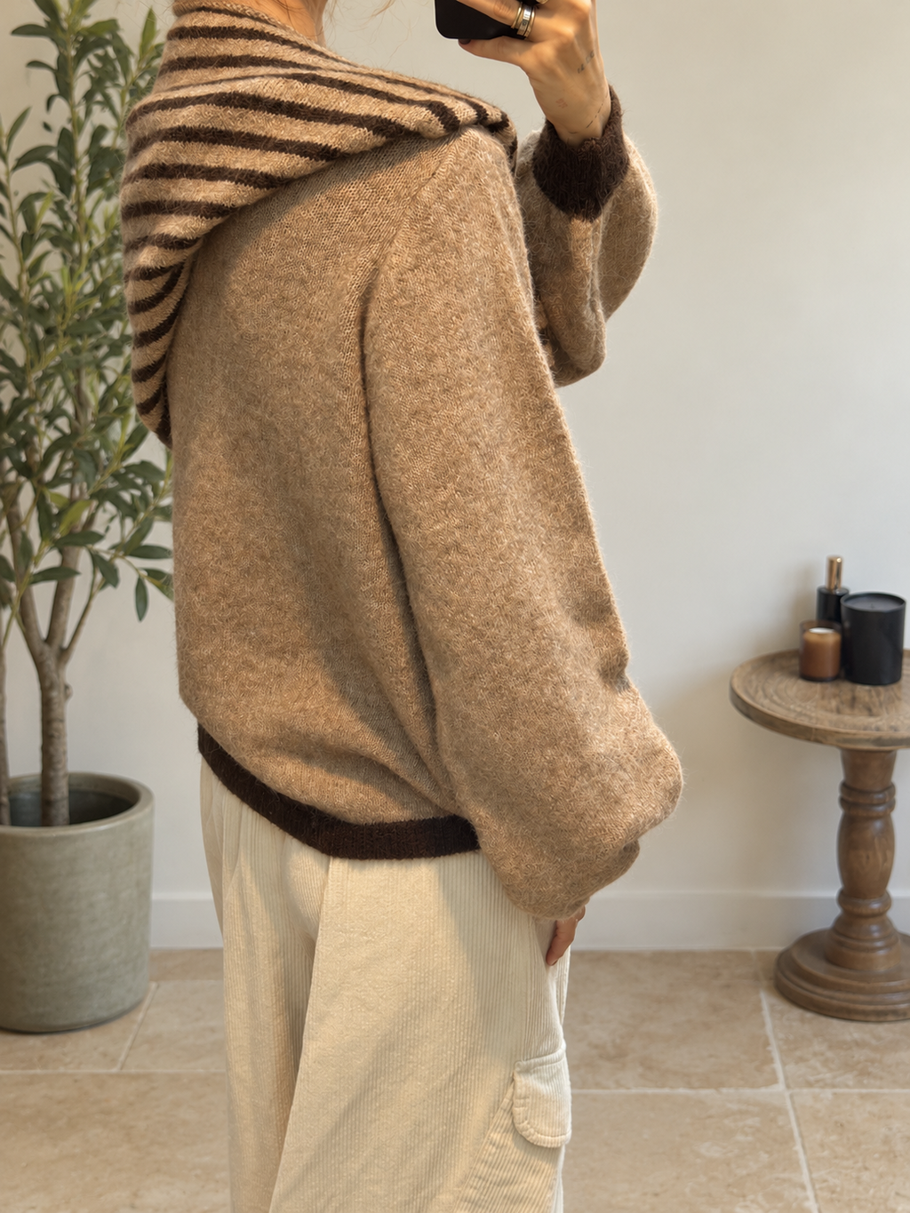 Pull Liora camel sans accessoire, finitions col rond et poignets marron chocolat