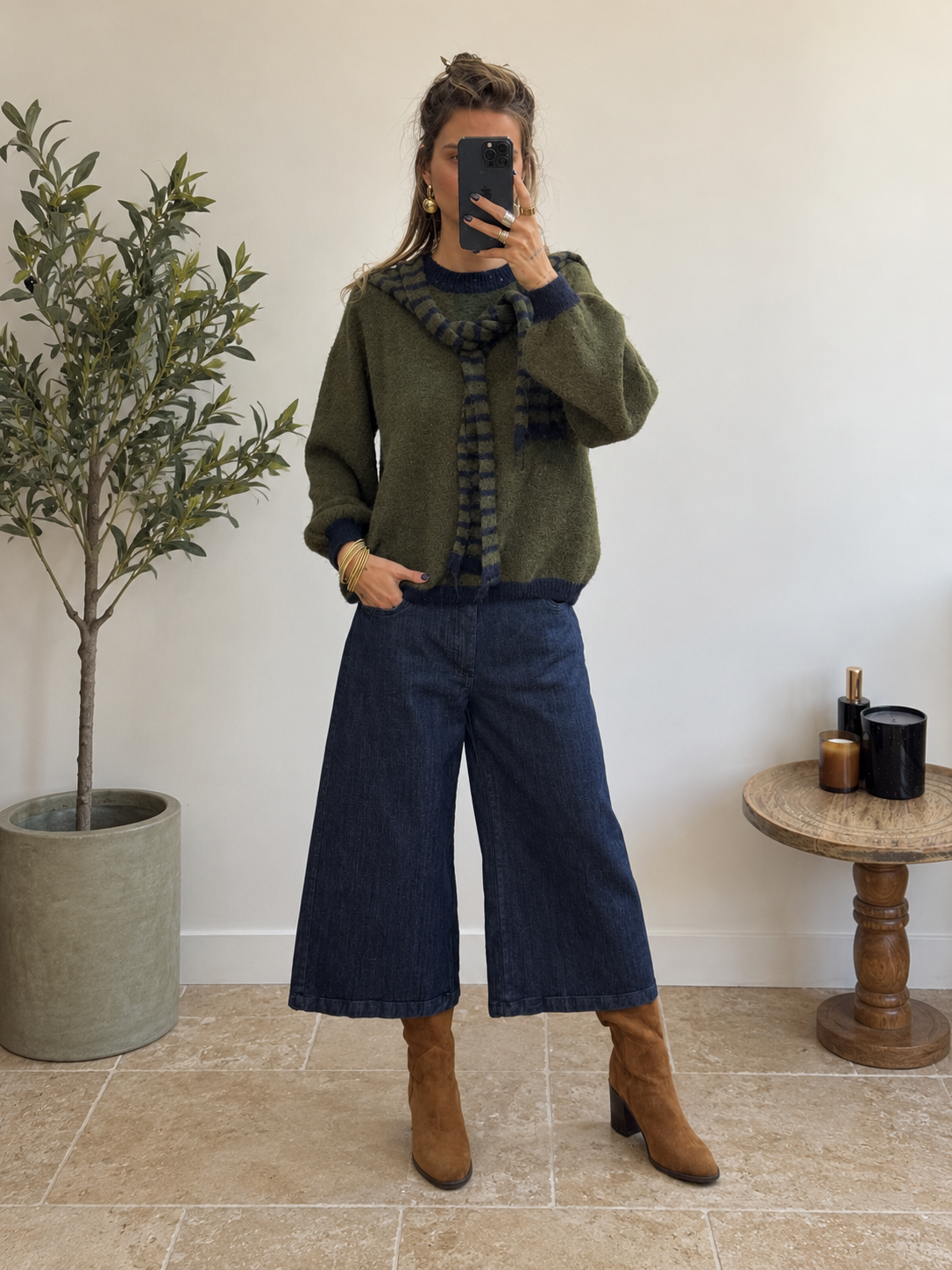 Pull Liora kaki olive à finitions bleu marine, accessoire rayé noué autour du cou